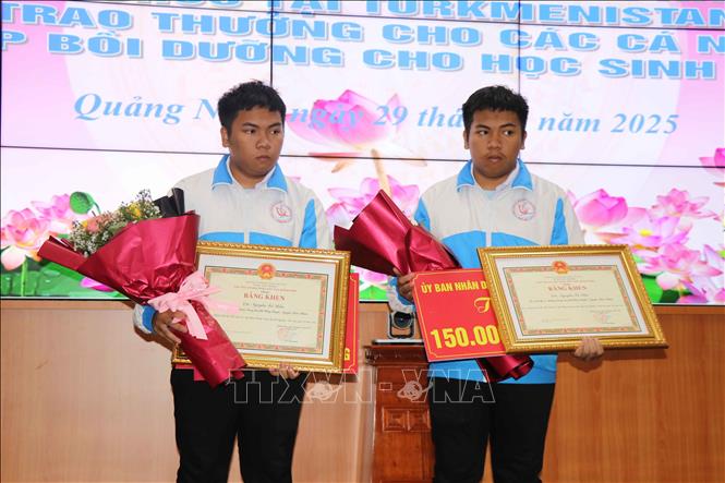 Nguyễn Trí Hiền và Nguyễn Trí Hậu đạt Huy chương Vàng kỳ thi OLYMPIC toán quốc tế năm 2025 tại Turkmenistan. Ảnh: Đoàn Hữu Trung (TTXVN)
