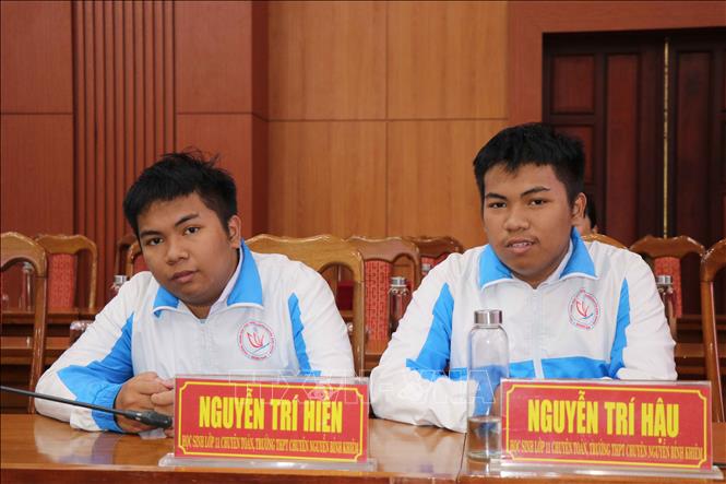 Hai học sinh Nguyễn Trí Hiền và Nguyễn Trí Hậu. Ảnh: Đoàn Hữu Trung - TTXVN