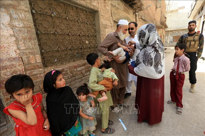 Các em nhỏ uống vaccine phòng bệnh bại liệt tại Peshawar, Pakistan, ngày 21/4/2025. Ảnh: THX/TTXVN