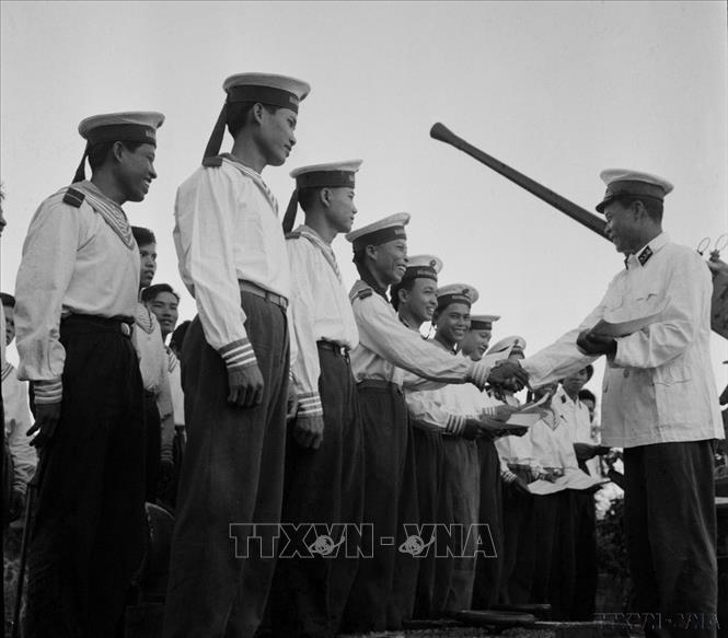 Những chiến sỹ Hải quân chiến thắng trong trận đánh đuổi tàu khu trục Maddox ngày 2/8/1964 được tặng Bằng khen của Quân chủng Hải quân. Ảnh: Đoàn Tý - TTXVN