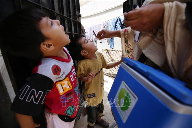 Các em nhỏ uống vaccine phòng bệnh bại liệt tại Karachi, Pakistan. Ảnh: THX/TTXVN