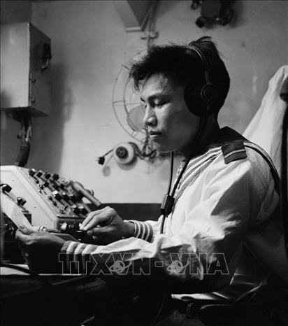 Báo vụ viên Lại Văn Tùng, chiến sĩ thuộc hạm thuyền A, phân đội X Hải quân, trong trận đánh đuổi tàu khu trục Maddox của Mỹ ngày 2/8/1964 đã nhận và chuyển chính xác các mệnh lệnh chiến đấu của cấp trên tới đơn vị chiến đấu. Ảnh: Đoàn Tý - TTXVN