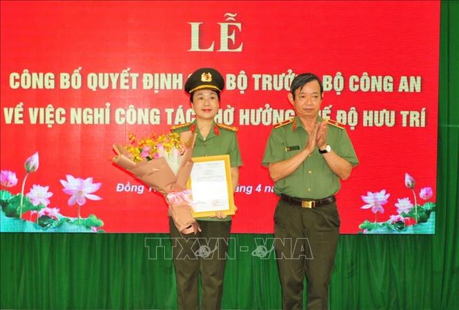 Thiếu tướng Huỳnh Văn Hải, Phó Cục trưởng Cục Tổ chức cán bộ trao Quyết định của Bộ trưởng Bộ Công an cho Đại tá Võ Thị Hoài Ngọc. Ảnh: TTXVN phát