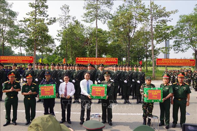 Thượng tướng Hoàng Xuân Chiến, Ủy viên Trung ương Đảng, Thứ trưởng Bộ Quốc phòng đến thăm, tặng quà các đoàn quân đội Trung Quốc, Lào và Campuchia tham gia luyện tập tại tỉnh Bình Dương. Ảnh: TTXVN phát