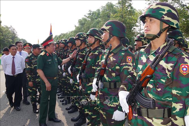 Thượng tướng Hoàng Xuân Chiến, Ủy viên Trung ương Đảng, Thứ trưởng Bộ Quốc phòng đã đến thăm hỏi các đoàn quân đội Trung Quốc, Lào và Campuchia đang tham gia luyện tập tại tỉnh Bình Dương. Ảnh: TTXVN phát
