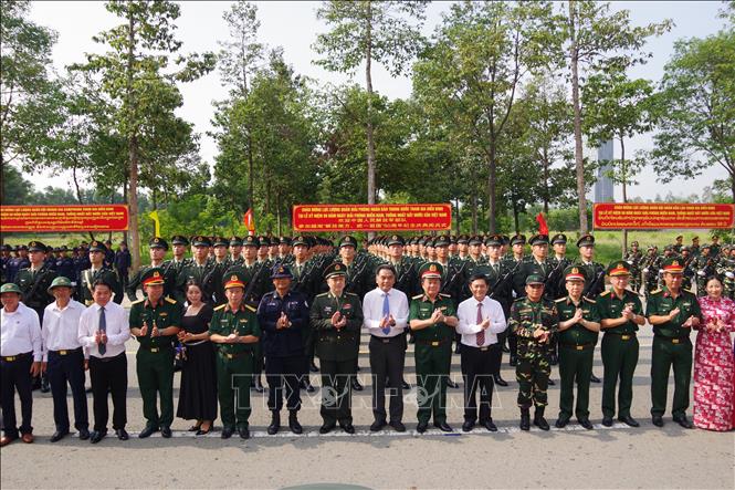 Thượng tướng Hoàng Xuân Chiến, Ủy viên Trung ương Đảng, Thứ trưởng Bộ Quốc phòng đến thăm, tặng quà các đoàn quân đội Trung Quốc, Lào và Campuchia tham gia luyện tập tại tỉnh Bình Dương. Ảnh: TTXVN phát