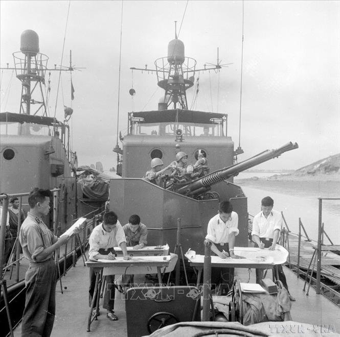 Cán bộ tàu 199 và tàu 203 tiểu đoàn 7, đoàn X Hải quân học tập nâng cao nghiệp vụ về hải đồ đường biển. Ảnh: Hoàng Thiểm - TTXVN