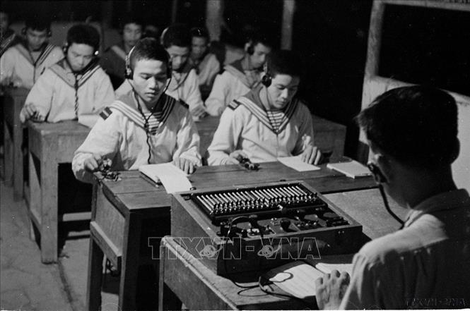 Đại đội 1 thông tin vô tuyến thuộc phòng thông tin hải quân thường xuyên bồi dưỡng chuyên môn cho các chiến sĩ. 100% các chiến sĩ đều đạt khá và thu phát chính xác. Ảnh: TTXVN