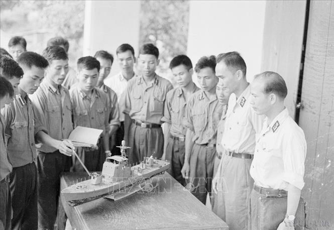 Trường sĩ quan Hải quân nâng cao chất lượng đào tạo, giúp đỡ học viên trong giờ ôn luyện. Ảnh: TTXVN