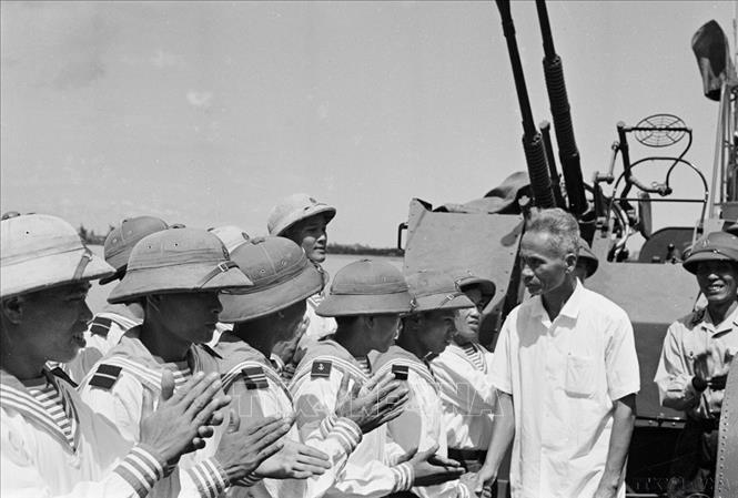 Thủ tướng Phạm Văn Đồng thăm phân đội 7 Hải quân nhân dân Việt Nam (1968). Ảnh: Nghĩa Dũng - TTXVN