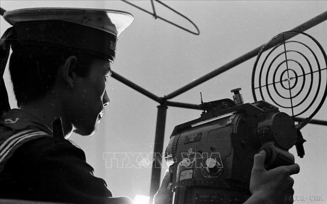 Chiến sĩ pháo phòng không tàu HQ8 luyện tập sẵn sàng chiến đấu (1985). Ảnh: Nguyễn Thụ - TTXVN