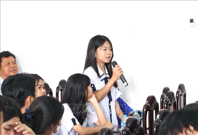 Học sinh tham gia giao lưu với đại biểu tại chương trình. Ảnh: Lê Thúy Hằng - TTXVN 