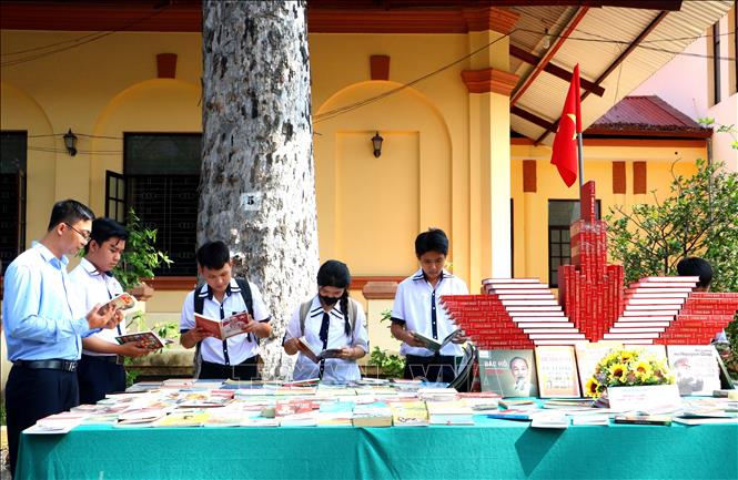 Học sinh tham quan, đọc sách lịch sử tại chương trình. Ảnh: Lê Thúy Hằng - TTXVN