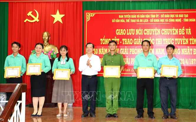 Khen thưởng các cá nhân đạt giải Cuộc thi trực tuyến trên Internet tìm hiểu 50 năm Ngày giải phóng tỉnh Vĩnh Long, Giải phóng miền Nam, thống nhất đất nước (30/4/1975-30/4/2025). Ảnh: Lê Thúy Hằng - TTXVN 