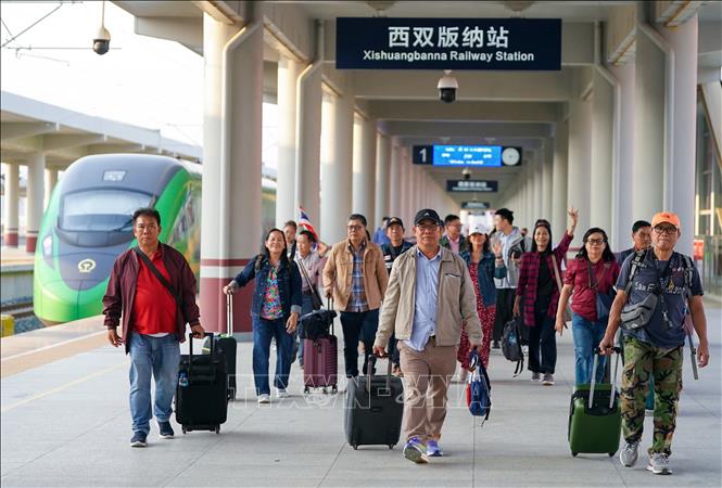 Khách du lịch tại nhà ga tàu hỏa ở tỉnh Vân Nam, Trung Quốc. Ảnh: THX/TTXVN
