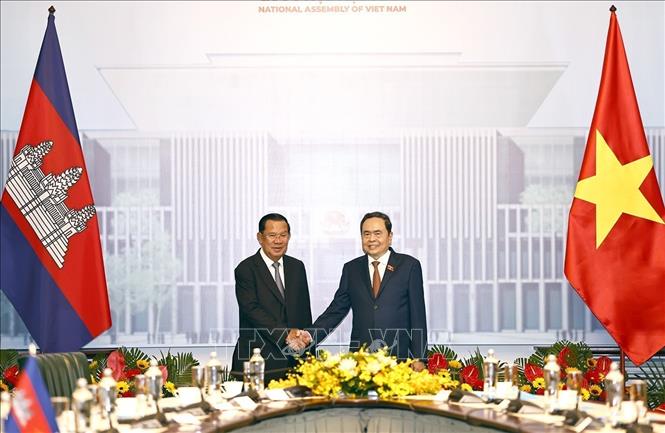 NA Chairman Tran Thanh Man meets with Cambodian People's Party Chairman Hun Sen. VNA Photo: Doãn Tấn