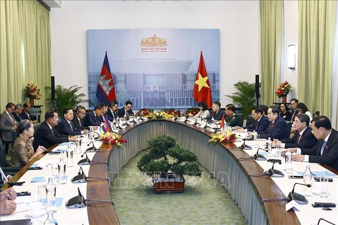 NA Chairman Tran Thanh Man meets with Cambodian People's Party Chairman Hun Sen. VNA Photo: Doãn Tấn