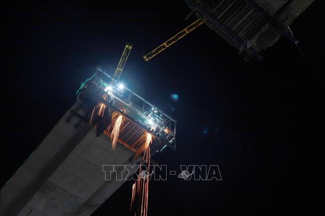 Công trường thi công cầu Kỳ Lộ (dự án thành phần Quy Nhơn - Chí Thạnh) rực sáng vào ban đêm. Ảnh: Xuân Triệu - TTXVN