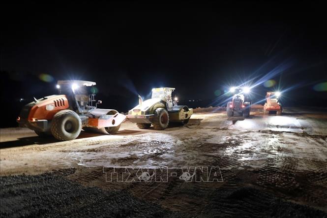 Những vị trí nền yếu tại dự án Chí Thạnh - Vân Phong được tăng cường lu lèn. Ảnh: Xuân Triệu - TTXVN