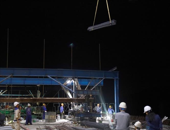 Cầu Kỳ Lộ có khối lượng lớn nhất và phức tạp thuộc dự án thành phần Quy Nhơn - Chí Thạnh, duy trì lịch làm việc 3 ca để đảm bảo tiến độ. Ảnh: Xuân Triệu - TTXVN