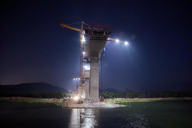 Công trường thi công cầu Kỳ Lộ (dự án thành phần Quy Nhơn - Chí Thạnh) rực sáng vào ban đêm. Ảnh: Xuân Triệu - TTXVN