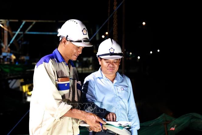 Chủ đầu tư và đơn vị tư vấn giám sát theo dõi khối lượng công việc để đảm bảo tiến độ và chất lượng. Ảnh: Xuân Triệu - TTXVN
