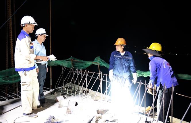 Các phần việc của công nhân luôn được chủ đầu tư và đơn vị tư vấn giám sát theo dõi kỹ lưỡng để đảm bảo chất lượng. Ảnh: Xuân Triệu - TTXVN