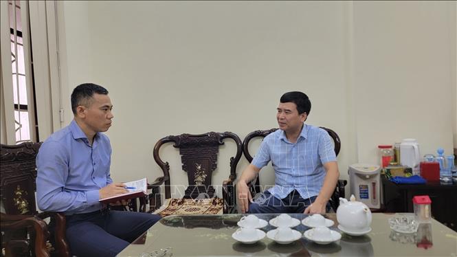 Ông Nguyễn Thế Chuyền (phải), Phó trưởng Ban Tuyên Giáo và Dân vận tỉnh ủy Hưng Yên, trao đổi với phóng viên TTXVN. Ảnh: Mạnh Trường-TTXVN