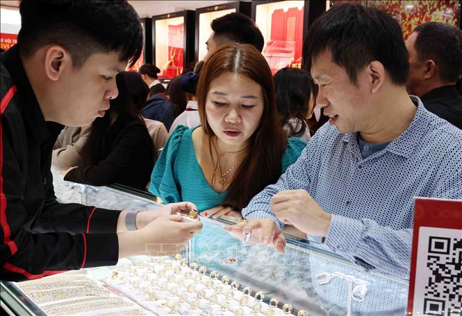 Mua bán vàng tại Công ty Vàng Bảo Tín Mạnh Hải. Ảnh: Trần Việt - TTXVN