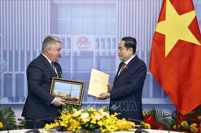 Phó Chủ tịch Hạ viện Belarus Ipatau Vadzim gửi thư chúc mừng của Chủ tịch Thượng viện và Chủ tịch Hạ viện Belarus đến Chủ tịch Quốc hội Trần Thanh Mẫn nhân dịp Kỷ niệm 50 năm Ngày Giải phóng miền Nam, thống nhất đất nước. Ảnh: Doãn Tấn – TTXVN