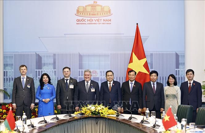 Chủ tịch Quốc hội Trần Thanh Mẫn và Phó Chủ tịch Hạ viện Belarus Ipatau Vadzim chụp ảnh chung với đại biểu. Ảnh: Doãn Tấn – TTXVN