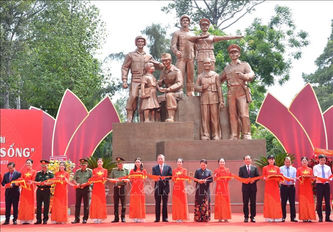Tổng Bí thư Tô Lâm và các đại biểu thực hiện nghi thức cắt băng khánh thành Tượng đài Công an nhân dân. Ảnh: Linh Sơn-TTXVN