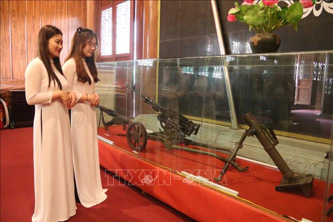 Sinh viên trường Cao đẳng Sư phạm Thái Bình tìm hiểu lịch sử qua hiện vật chiến tranh lưu giữ tại Đền thờ Liệt sĩ tỉnh. Ảnh: Thu Hoài - TTXVN 