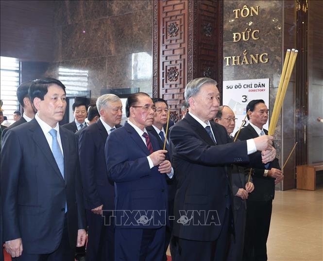 A high-ranking delegation led by Party General Secretary To Lam pay solemn tribute to President Ton Duc Thang in Ho Chi Minh City on April 29. VNA Photo: Thống Nhất