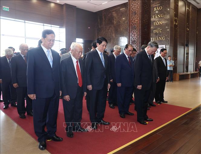 A high-ranking delegation led by Party General Secretary To Lam pay solemn tribute to President Ton Duc Thang in Ho Chi Minh City on April 29. VNA Photo: Thống Nhất