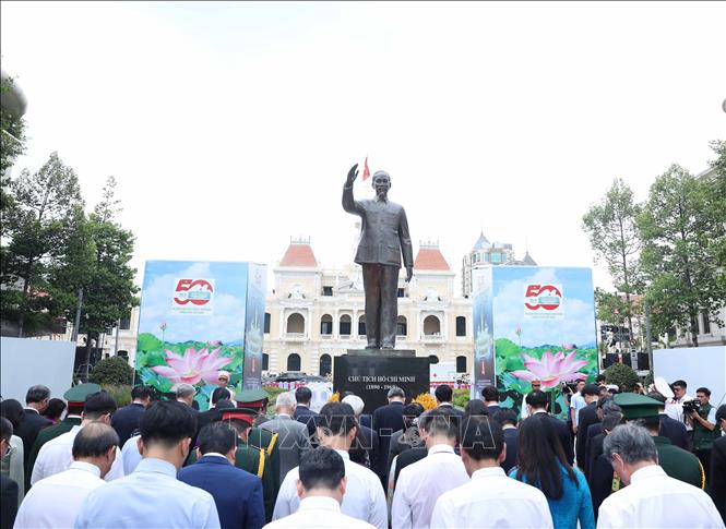 A high-ranking delegation led by Party General Secretary To Lam pay solemn tribute to President Ho Chi Minh in Ho Chi Minh City on April 29. VNA Photo: Thống Nhất