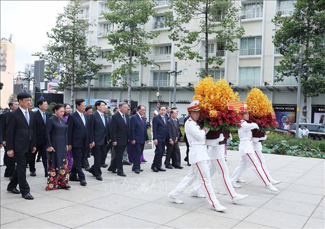 A high-ranking delegation led by Party General Secretary To Lam pay solemn tribute to President Ho Chi Minh in Ho Chi Minh City on April 29. VNA Photo: Thống Nhất