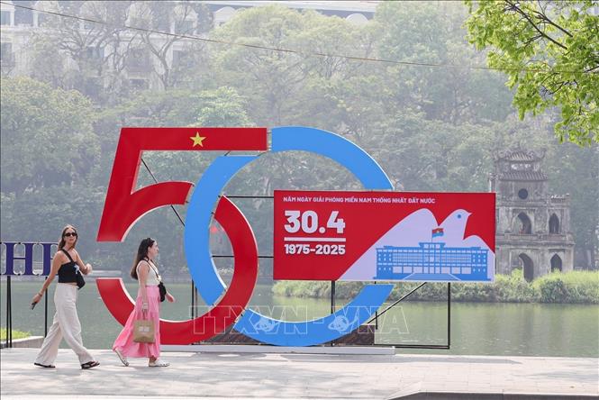 Áp phích kỷ niệm 50 năm ngày Giải phóng miền Nam, thống nhất đất nước (30/4/1975 - 30/4/2025) trên đường Đinh Tiên Hoàng, quận Hoàn Kiếm. Ảnh: Khánh Hoà - TTXVN