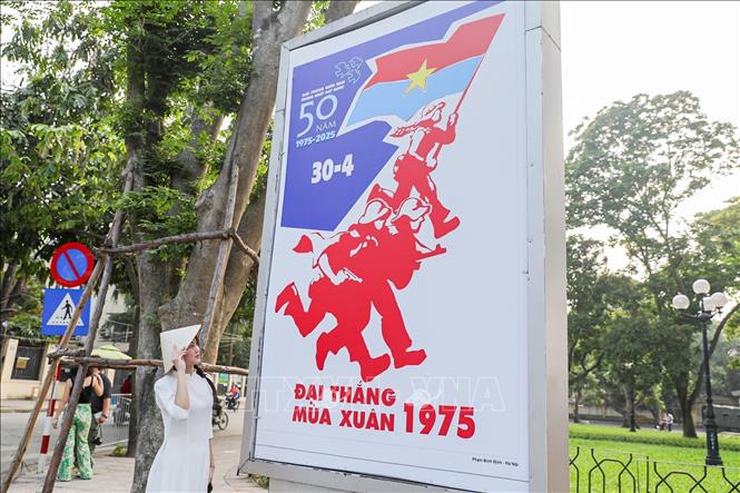 Áp phích kỷ niệm 50 năm ngày Giải phóng miền Nam, thống nhất đất nước (30/4/1975 - 30/4/2025) trên đường Điện Biên Phủ, quận Ba Đình. Ảnh: Khánh Hoà - TTXVN