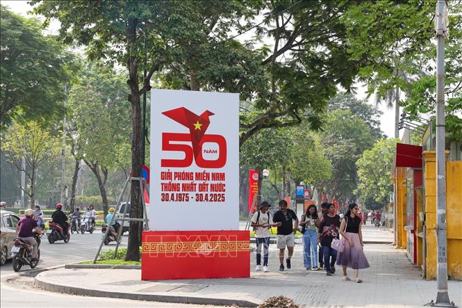 Áp phích kỷ niệm 50 năm ngày Giải phóng miền Nam, thống nhất đất nước (30/4/1975 - 30/4/2025) trên đường Điện Biên Phủ, quận Ba Đình. Ảnh: Khánh Hoà - TTXVN