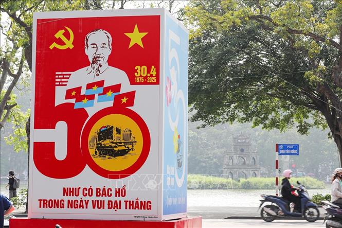 Áp phích kỷ niệm 50 năm ngày Giải phóng miền Nam, thống nhất đất nước (30/4/1975 - 30/4/2025) trên đường Đinh Tiên Hoàng, quận Hoàn Kiếm. Ảnh: Khánh Hoà - TTXVN