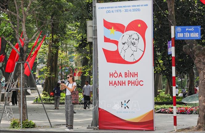 Áp phích kỷ niệm 50 năm ngày Giải phóng miền Nam, thống nhất đất nước (30/4/1975 - 30/4/2025) trên đường Đinh Tiên Hoàng, quận Hoàn Kiếm. Ảnh: Khánh Hoà - TTXVN