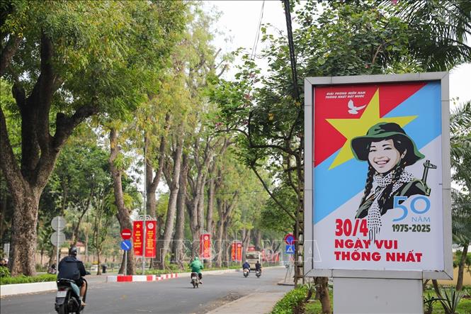 Áp phích cổ động trên đường Hoàng Diệu, quận Ba Đình. Ảnh: Khánh Hoà - TTXVN