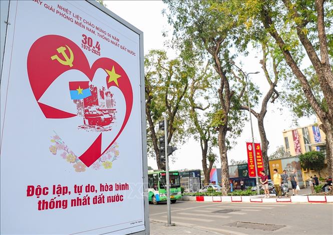 Áp phích kỷ niệm 50 năm ngày Giải phóng miền Nam, thống nhất đất nước (30/4/1975 - 30/4/2025) trên đường Điện Biên Phủ, quận Ba Đình. Ảnh: Khánh Hoà - TTXVN