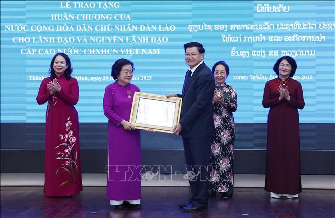 Tổng Bí thư, Chủ tịch nước Lào Thongloun Sisoulith trao Huân chương Tự do hạng Nhất của Nhà nước Lào tặng nguyên Phó Chủ tịch nước Trương Mỹ Hoa. Ảnh: Lâm Khánh – TTXVN