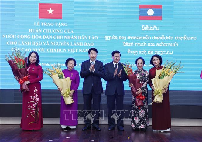Chủ tịch nước Lương Cường và Tổng Bí thư, Chủ tịch nước Lào Thongloun Sisoulith chúc mừng Phó Chủ tịch nước Võ Thị Ánh Xuân và các nguyên Phó Chủ tịch nước Trương Mỹ Hoa, Nguyễn Thị Doan và Đặng Thị Ngọc Thịnh. Ảnh: Lâm Khánh – TTXVN