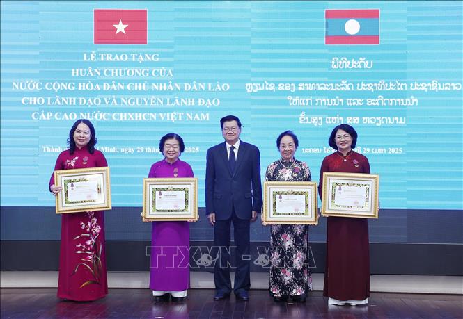 Tổng Bí thư, Chủ tịch nước Lào Thongloun Sisoulith trao Huân chương Tự do hạng Nhất của Nhà nước Lào tặng Phó Chủ tịch nước Võ Thị Ánh Xuân và các nguyên Phó Chủ tịch nước Trương Mỹ Hoa, Nguyễn Thị Doan và Đặng Thị Ngọc Thịnh. Ảnh: Lâm Khánh – TTXVN