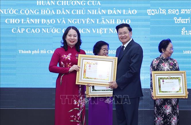 Tổng Bí thư, Chủ tịch nước Lào Thongloun Sisoulith trao Huân chương Tự do hạng Nhất của Nhà nước Lào tặng Phó Chủ tịch nước Võ Thị Ánh Xuân. Ảnh: Lâm Khánh – TTXVN