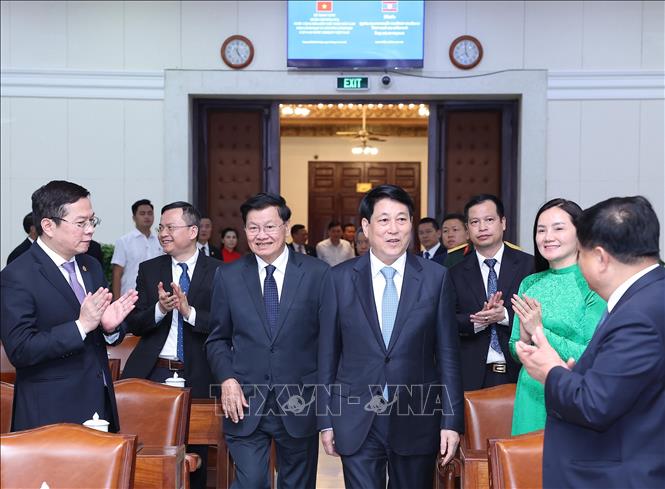 Chủ tịch nước Lương Cường đón Tổng Bí thư, Chủ tịch nước Lào Thongloun Sisoulith dự buổi lễ. Ảnh: Lâm Khánh – TTXVN