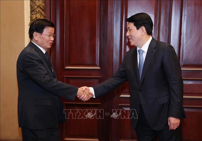 Chủ tịch nước Lương Cường đón Tổng Bí thư, Chủ tịch nước Lào Thongloun Sisoulith dự buổi lễ. Ảnh: Lâm Khánh – TTXVN